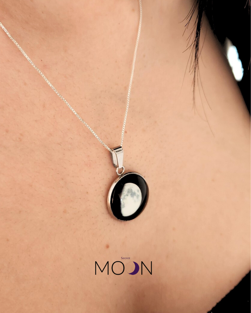 Luna Gibosa Menguante + Cadena de acero quirúrgico o plata 925