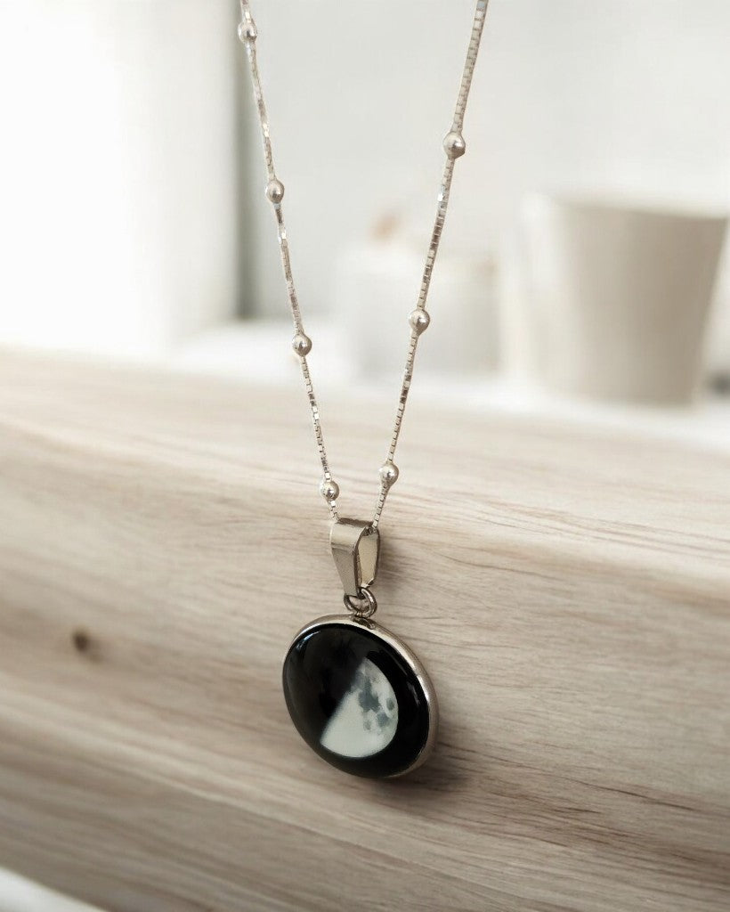 Luna Cuarto Menguante - Cadena de acero quirúrgico o plata 925