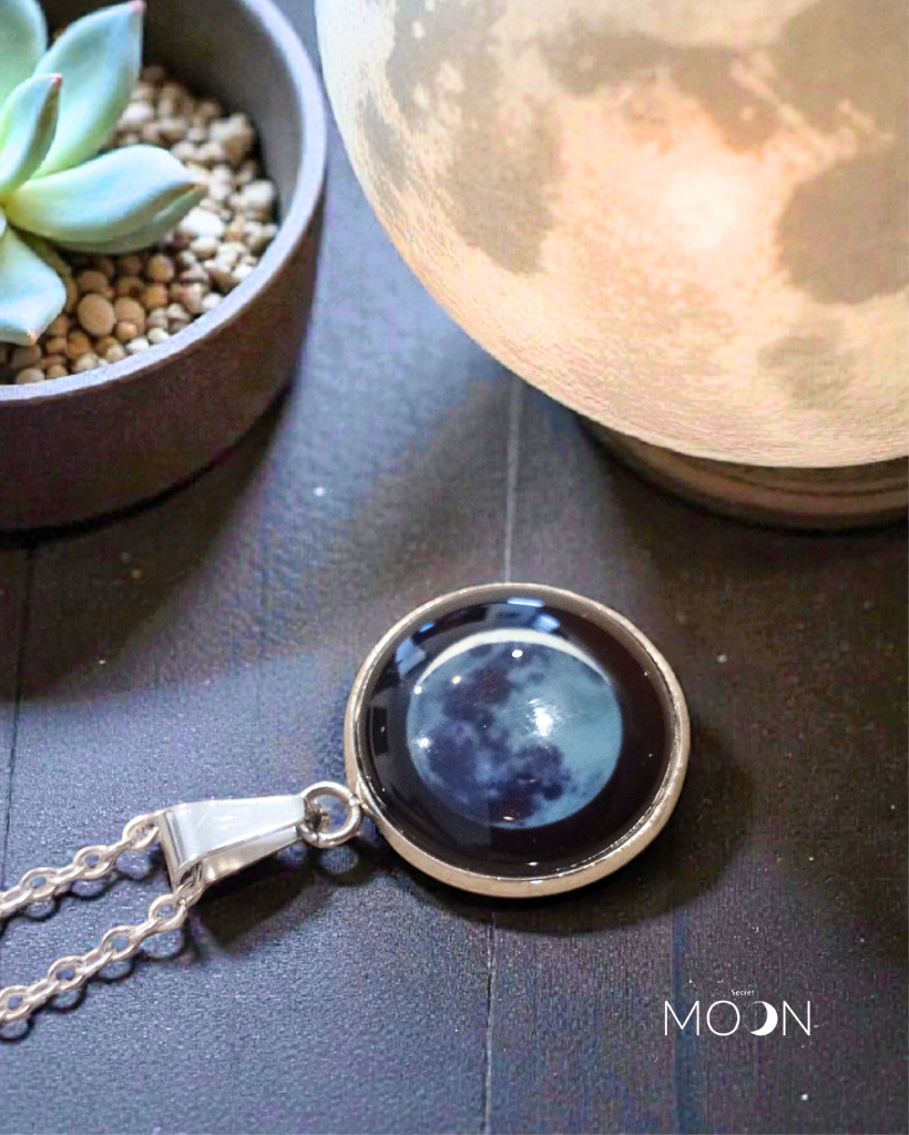 Luna Vieja Menguante + Cadena de acero quirúrgico o plata 925