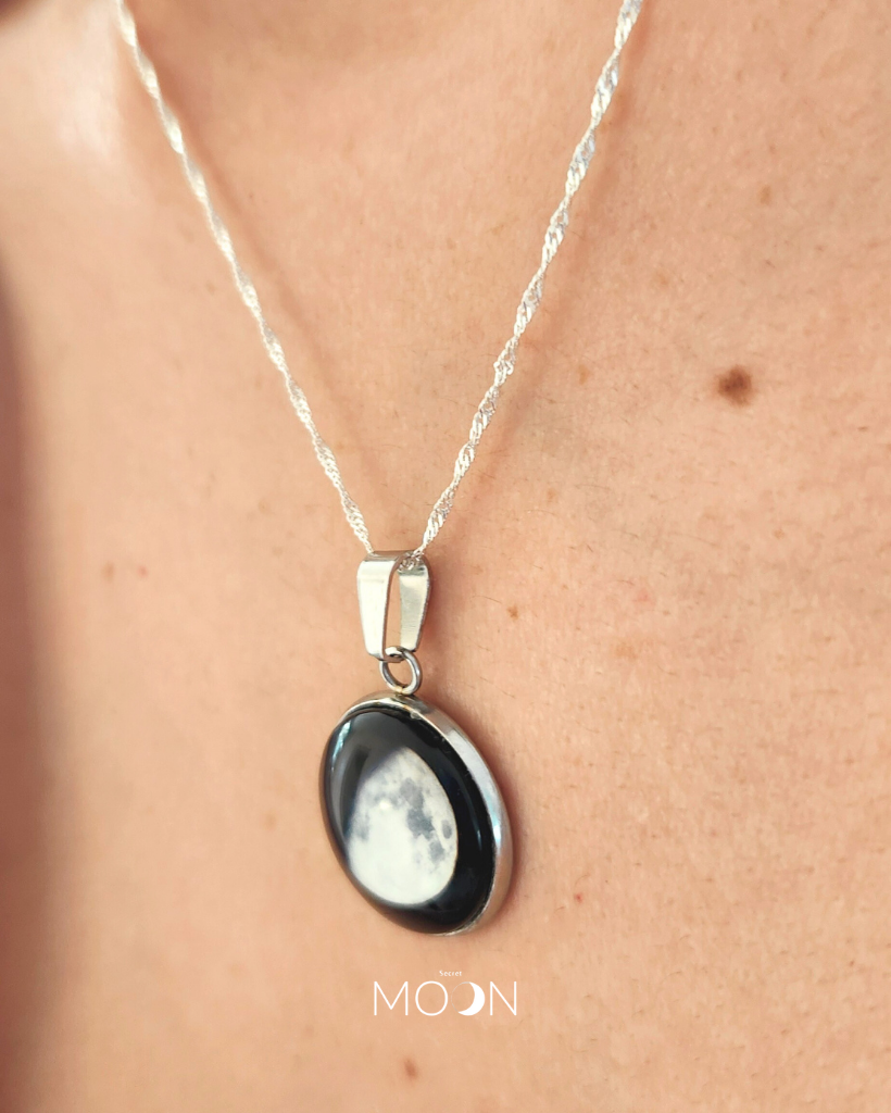 Luna Gibosa Menguante + Cadena de acero quirúrgico o plata 925