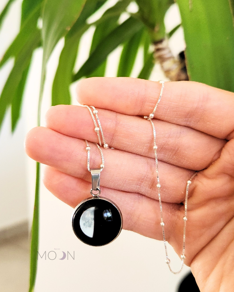 Luna cuarto creciente - Cadena de acero quirúrgico o plata 925