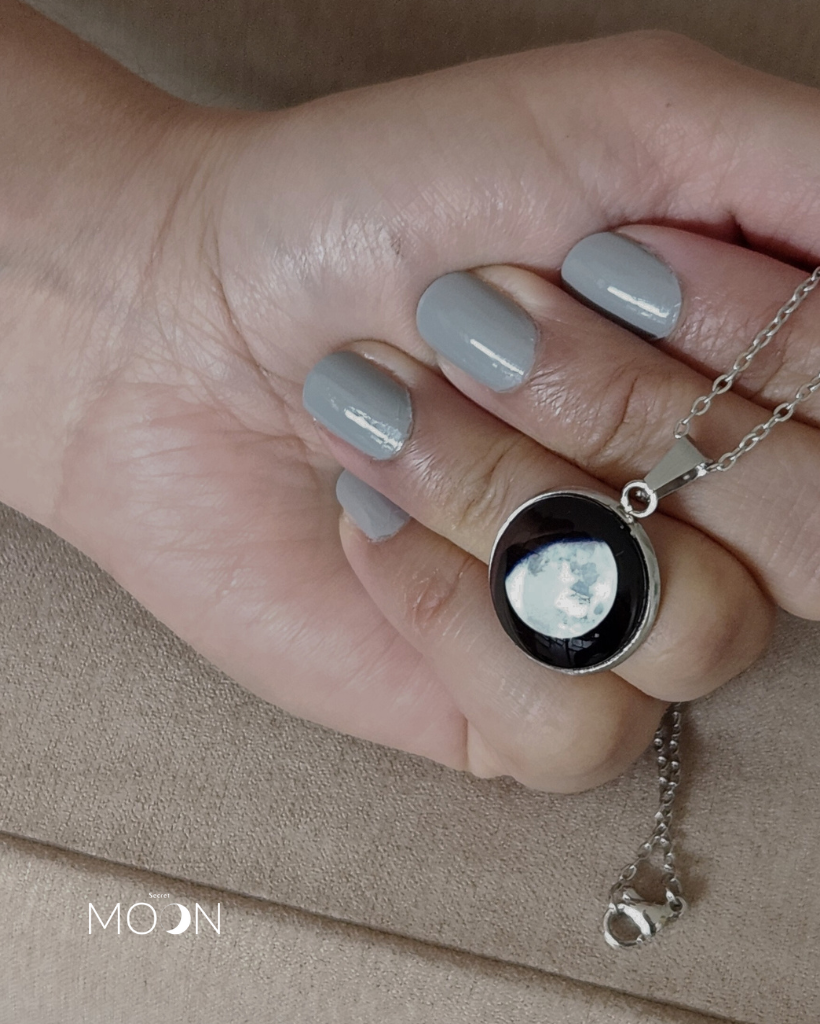 Luna Gibosa Menguante + Cadena de acero quirúrgico o plata 925