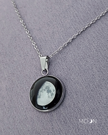 Luna Gibosa Menguante + Cadena de acero quirúrgico o plata 925